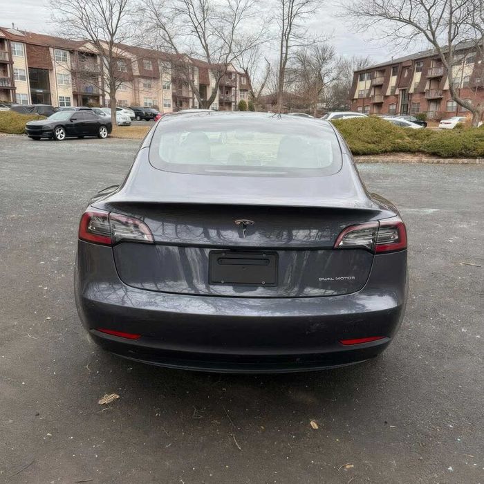 Tesla Model 3 Long Range      2022