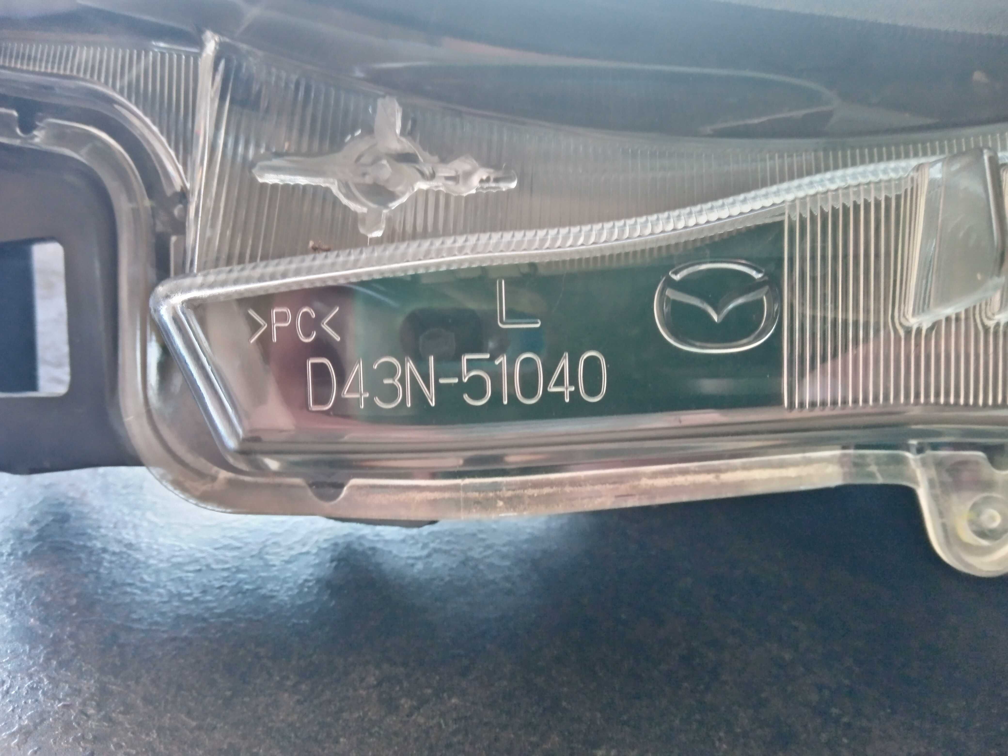 Reflektor Mazda 3