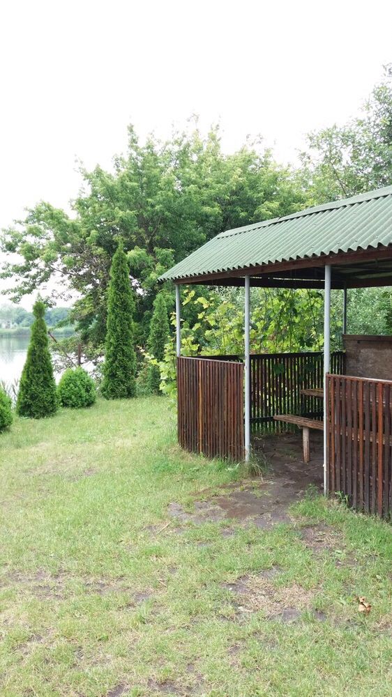 Беседка для отдыха у реки с мангалом и всем необходимым
