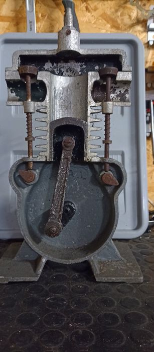 Szkolny model silnika spalinowego lata 60