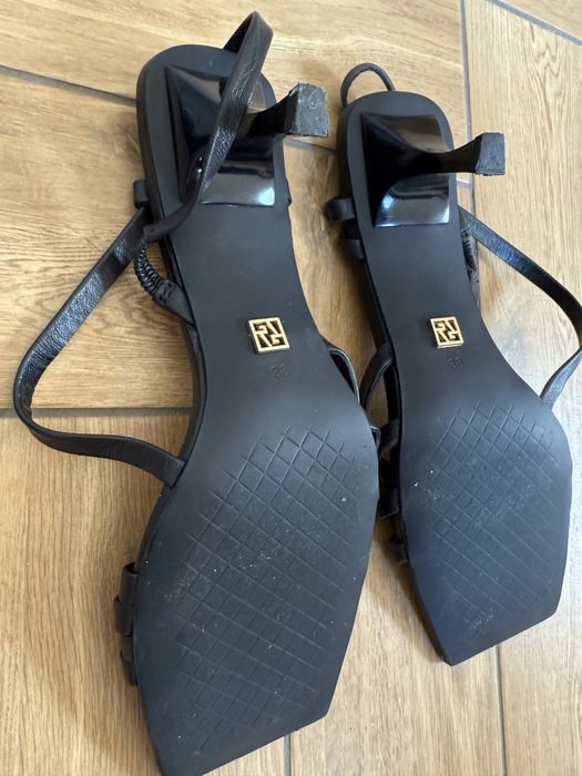 Босоніжки жіночі