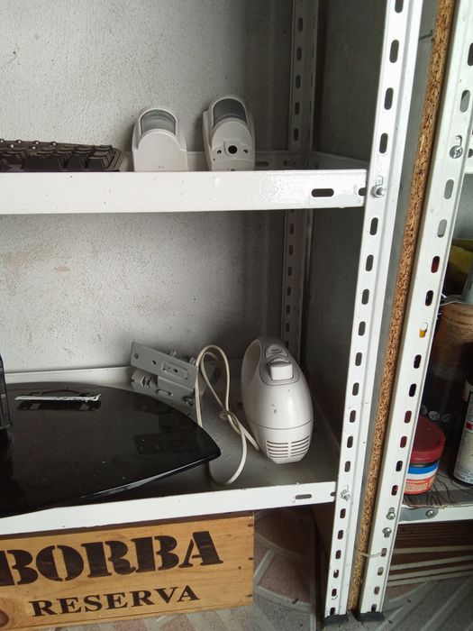 Vendo vários equipamentos eletrônicos e um suporte de tv.