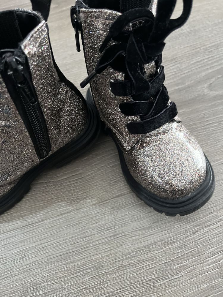 Botas brilhantes menina