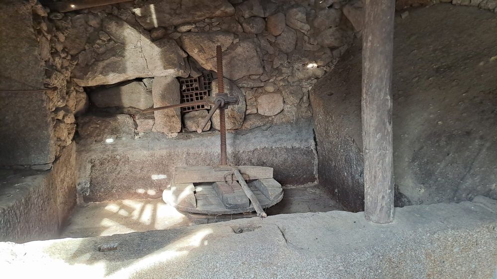 Oportunidade!  Ruina 10min  A25, potencial para futura residência