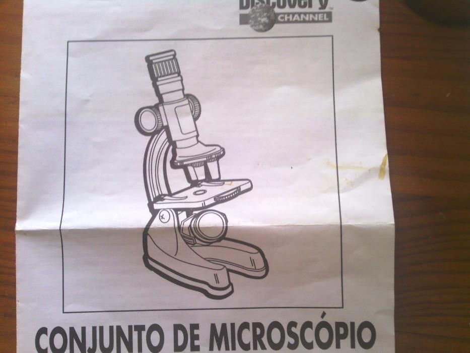 Microscópio Discovery com 3 lentes de aumento e luz própria