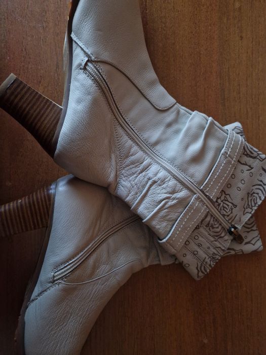 Зимові чоботи з уточненням та осінні /весняні черевичкина підборах