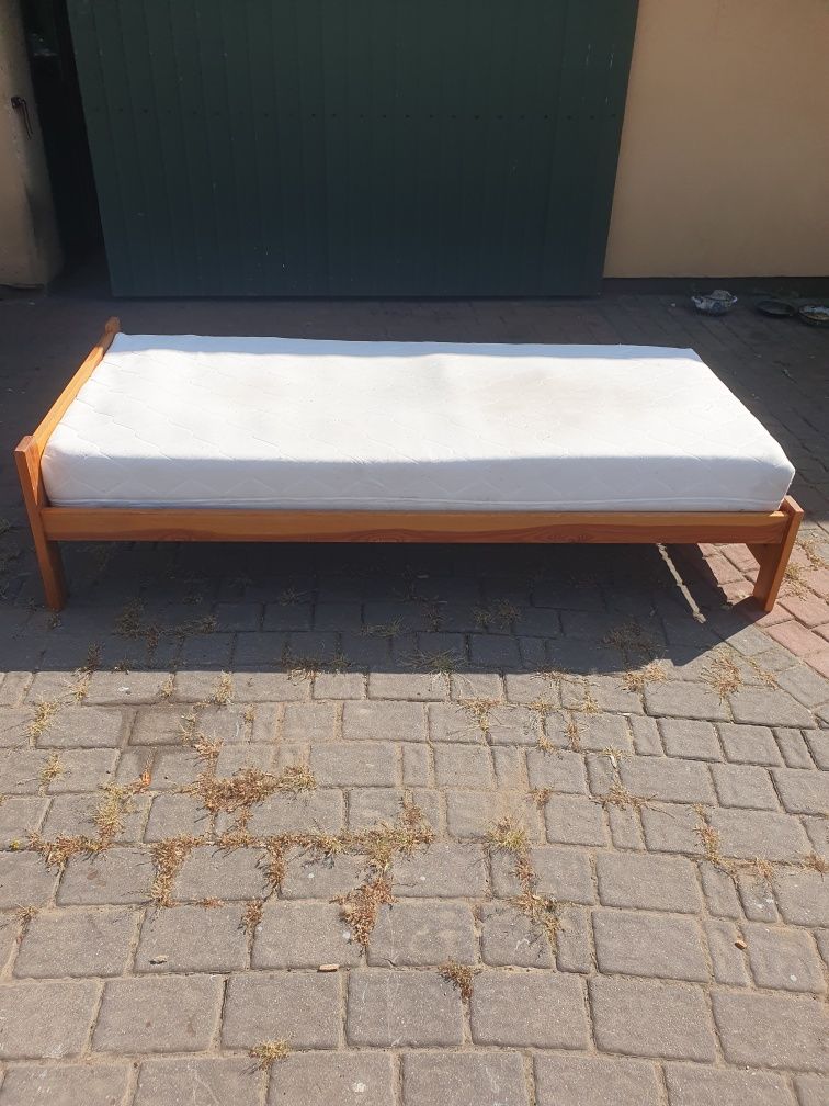 Łóżko 90x200 z materacem