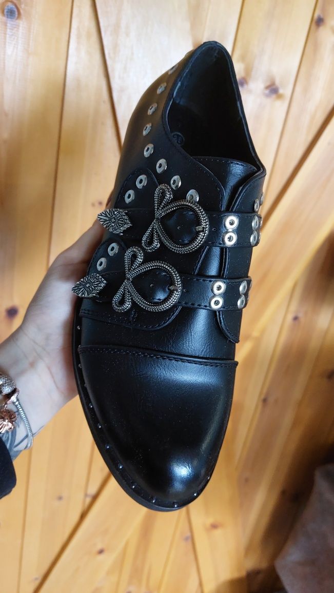 Buty z pięknymi detalami