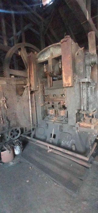 prasa mechaniczna o nacisku 300 t