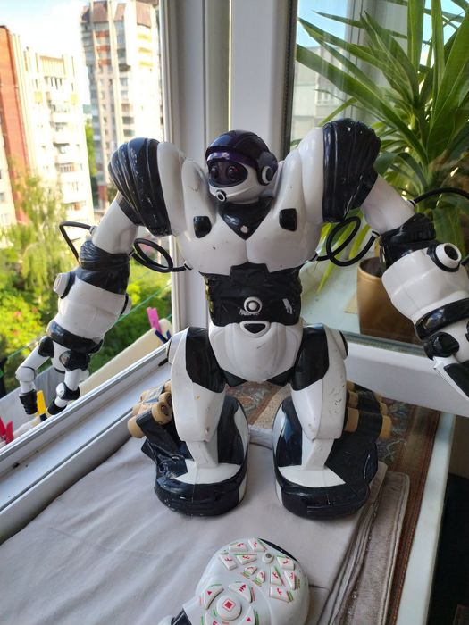 Робот електронний на пульті  в комплекті з батарейками