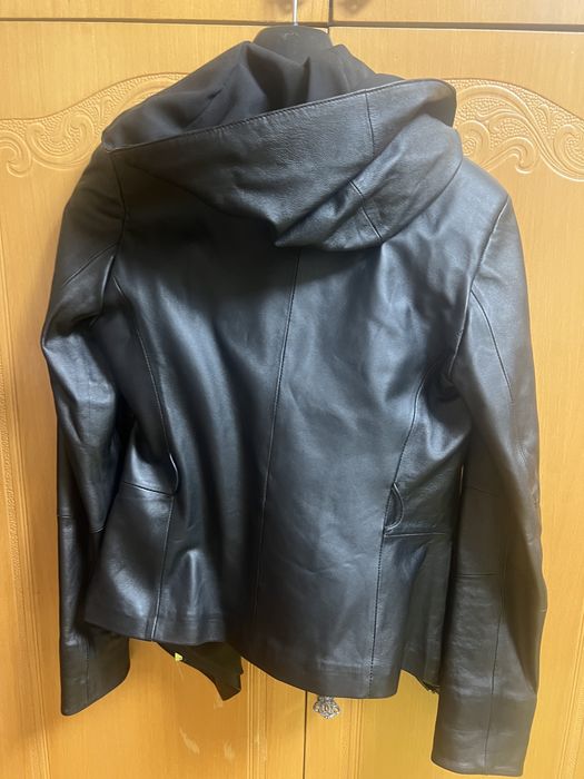Шкіряна жіноча куртка