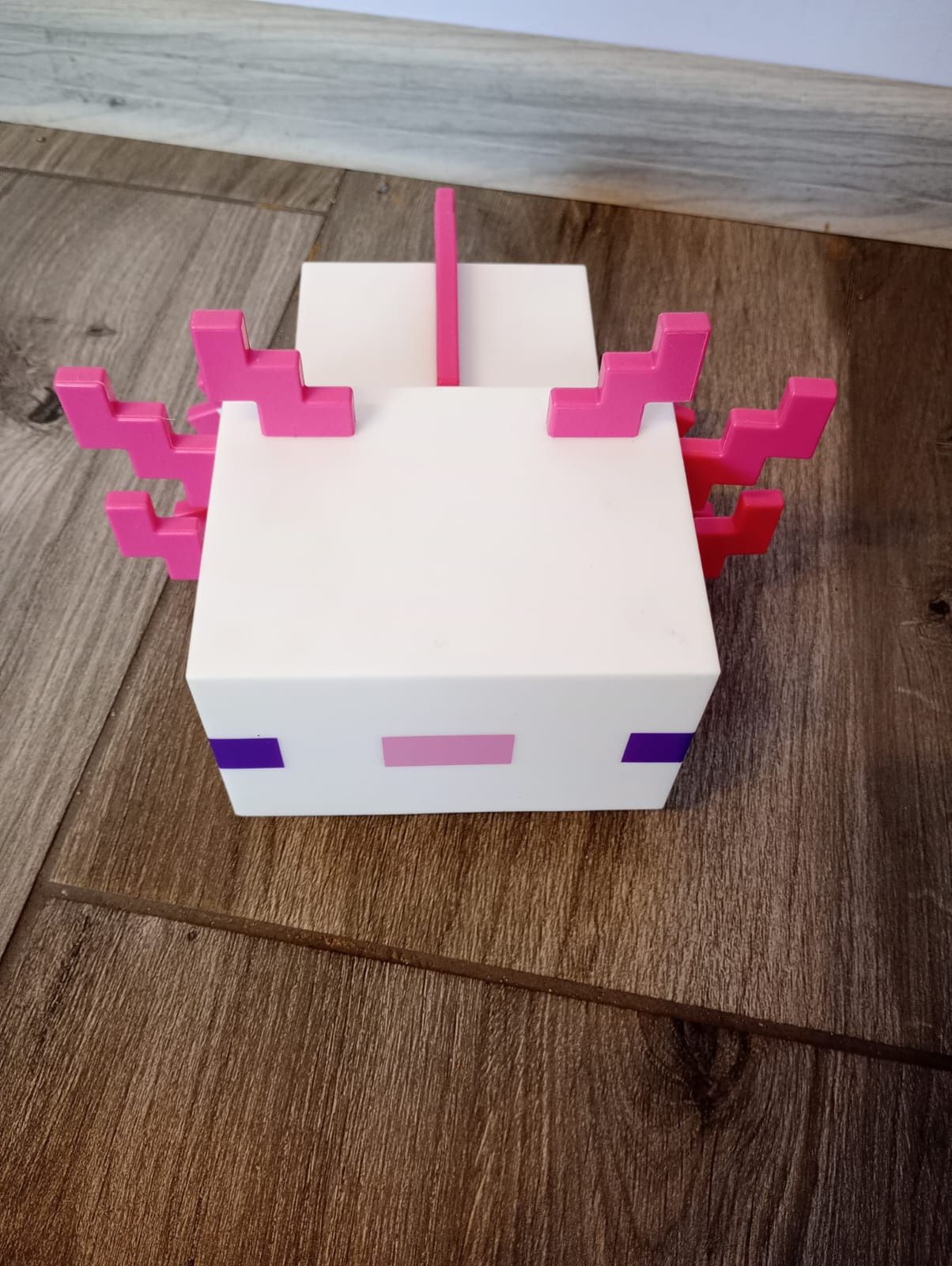 Lampka nocna Minecraft axolotl 

Cena 79 zł 

Produkt powystawowy 
Bra