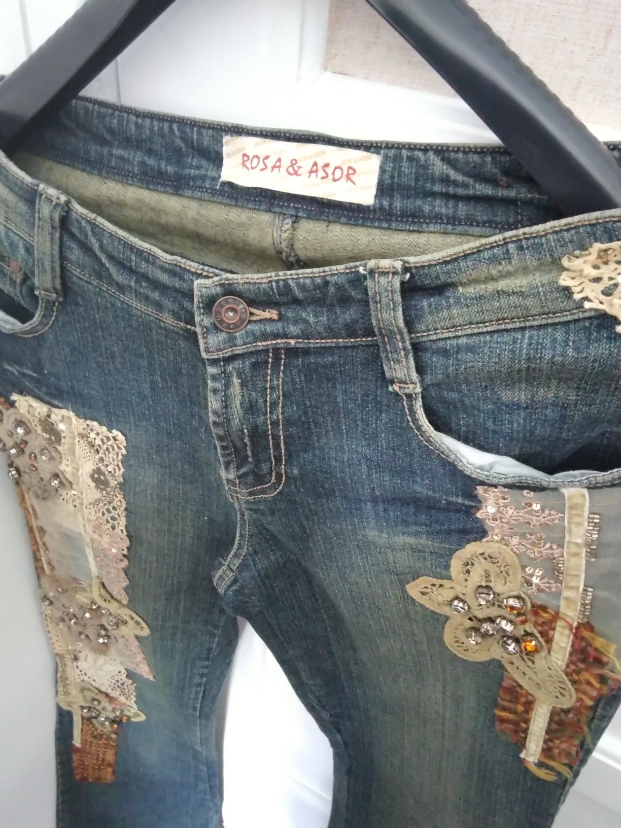 Calça ganga 38, com aplicações