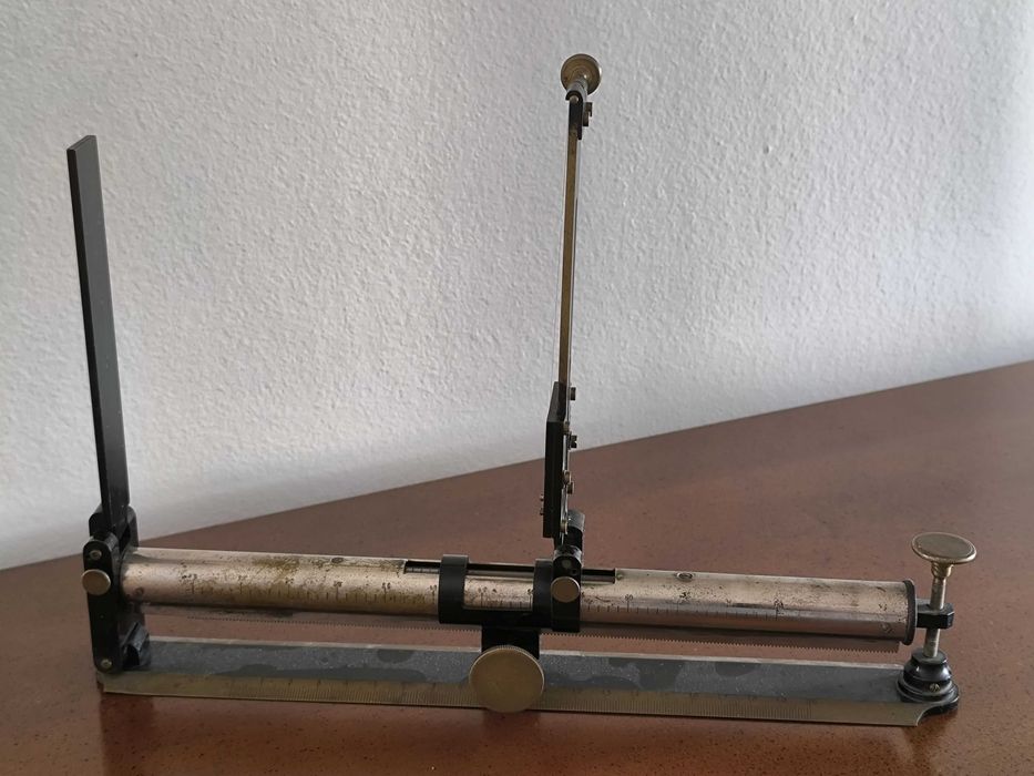 Clinómetro muito antigo que servia para medir ângulos.