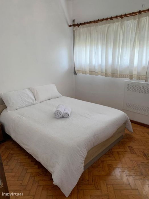 703668 - Quarto com cama de casal em casa com...