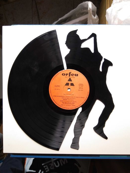 Silhueta decorativa Saxofonista feita de um disco de vinil LP