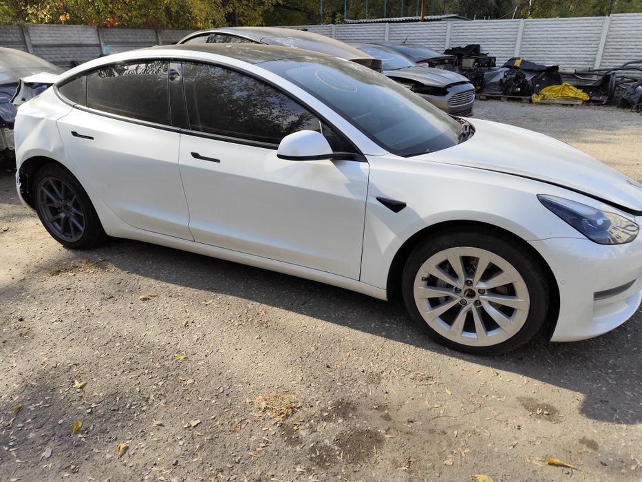 Двері в колір ідеал на Tesla model 3 Tesla model Y маю різні кольори