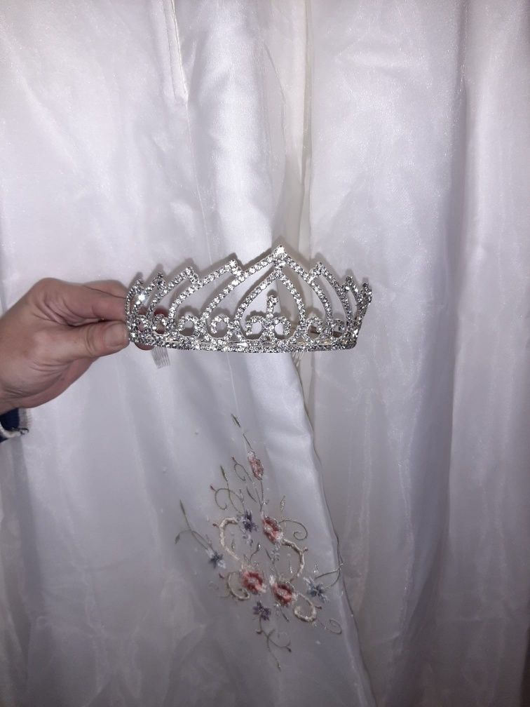 vestido de noiva com tiara e véu