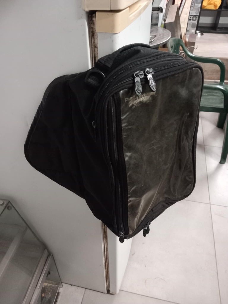 Mala com íman de mota
