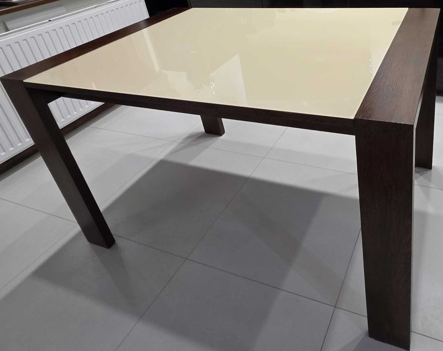 drewniany stół ze szklanym blatem