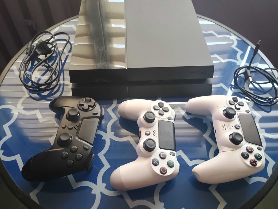 Konsola PS4+3 pady