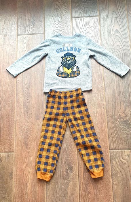 Флисовый костюм( пижама) на 3-4 года