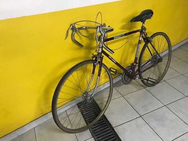 Bicicleta de corrida antiga para restauro
