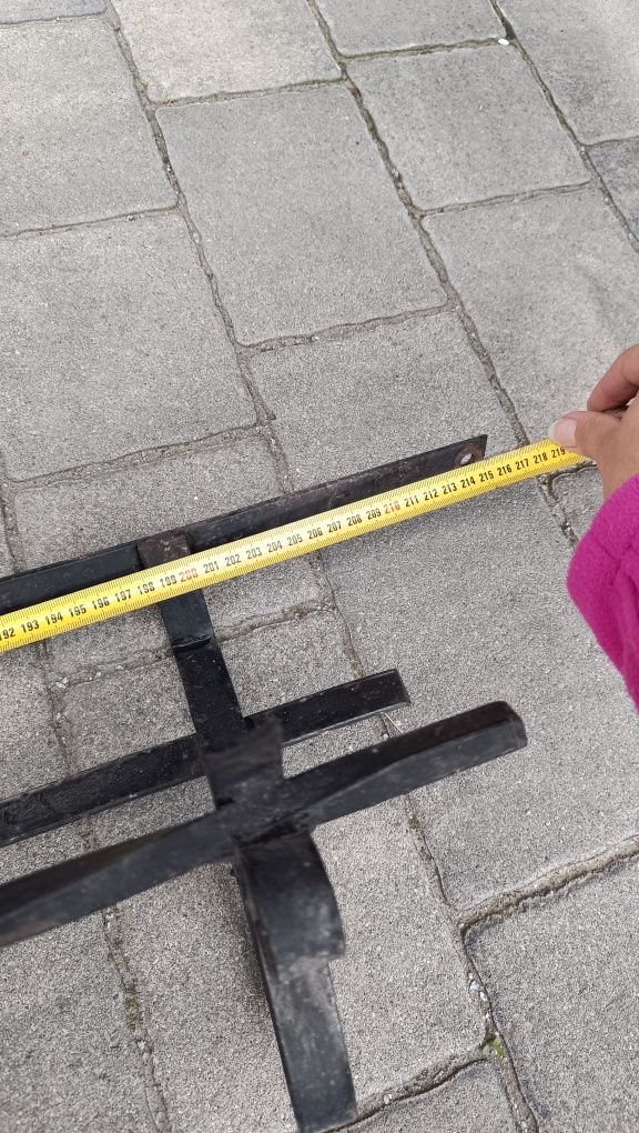 Metalowy kwietnik pod okno kute kwietniki gięte wiszące na dwór