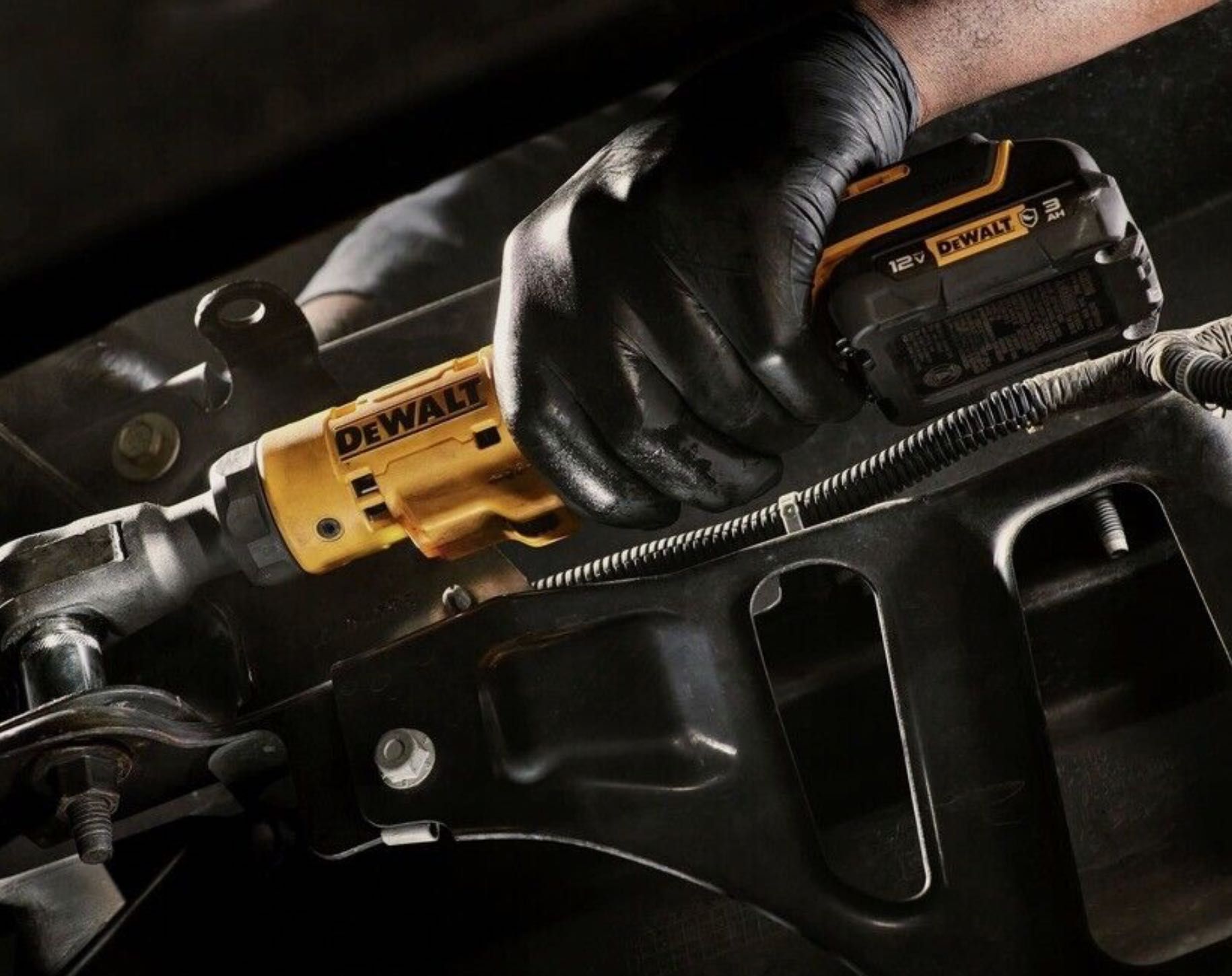 Безщітковий угловий гайковерт - трещітка 3/8" DEWALT DCF503B 12V