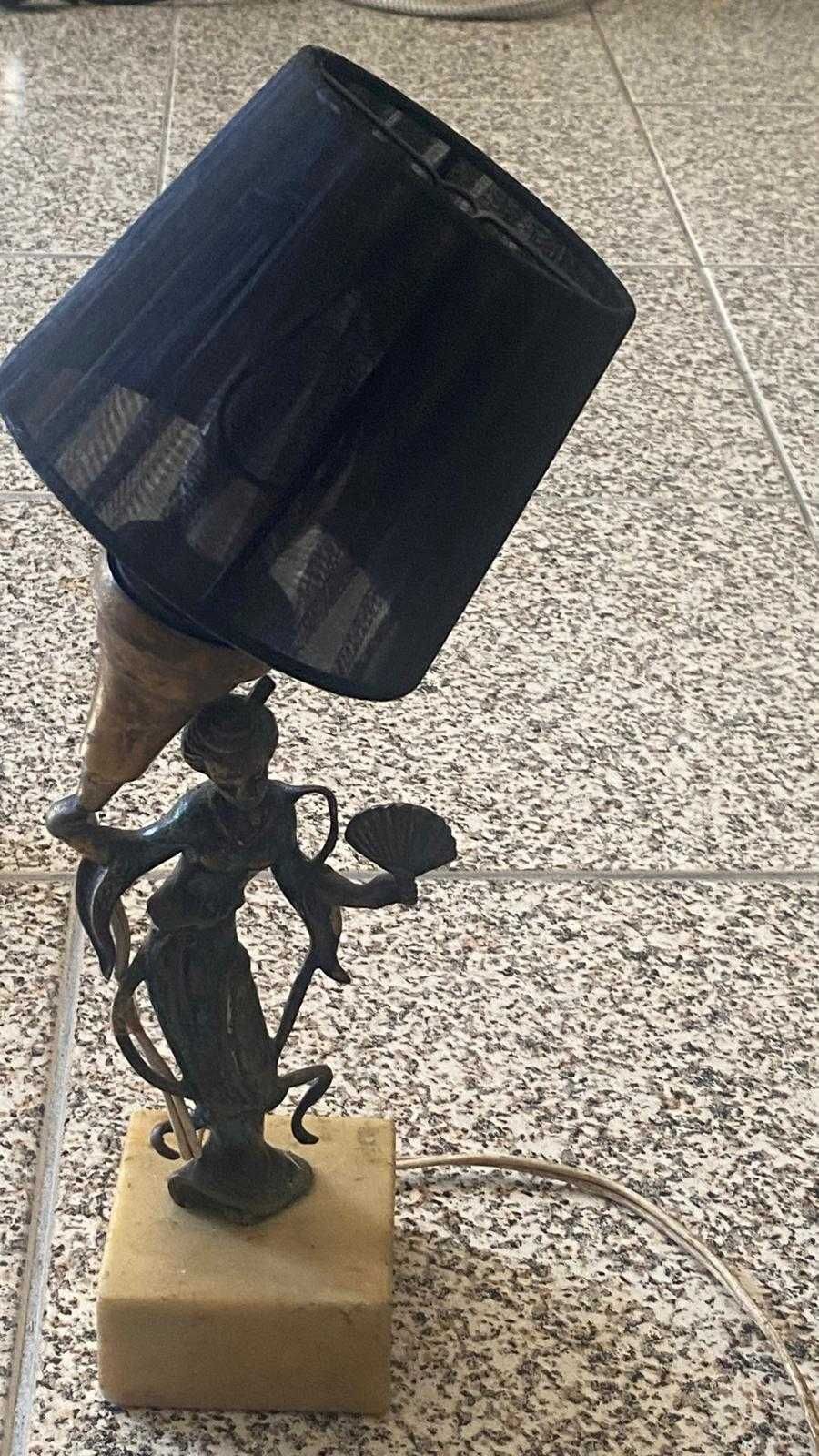 Candeeiro muito antigo em mármore e estatueta em metal.Preço de saldo