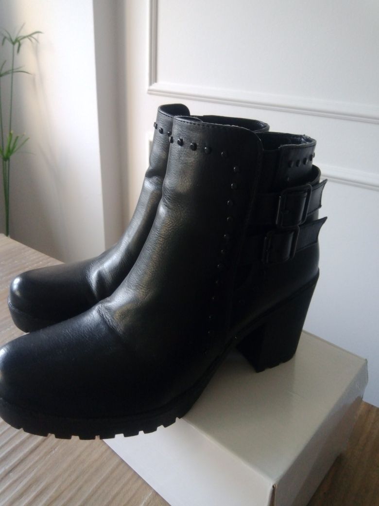 Botas pretas  com fivela 39