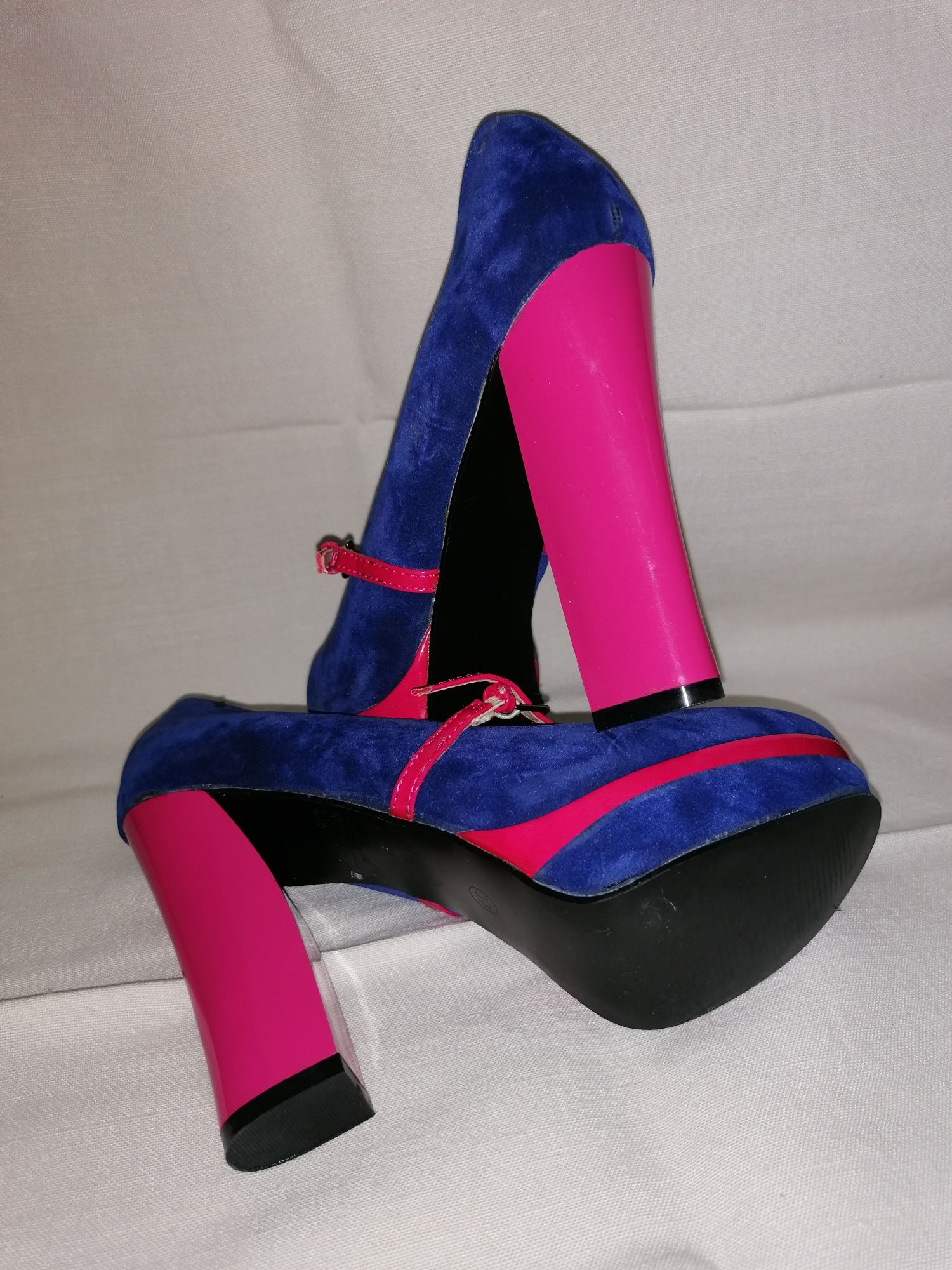 Sapatos azul e rosa