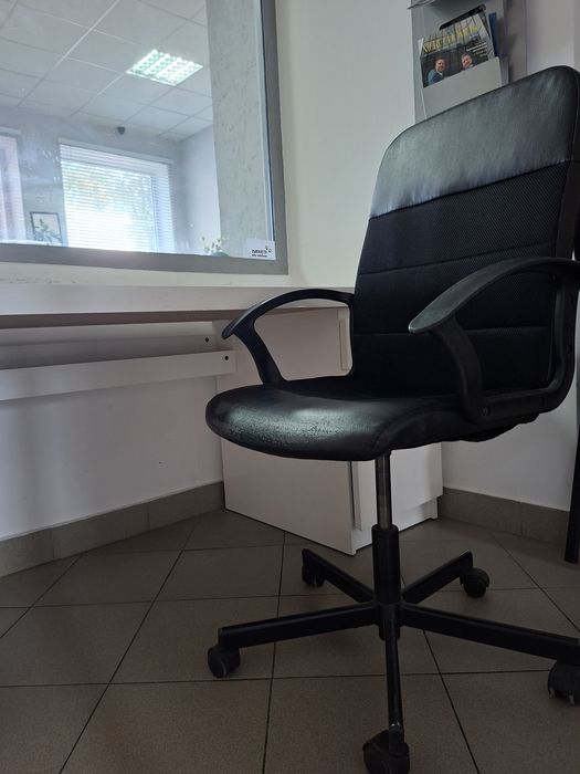 Krzesło czarne obrotowe