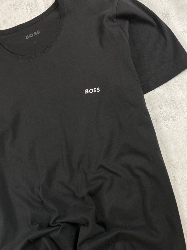 Футболка Hugo Boss з вишитим написом 'BOSS' – класика стилю