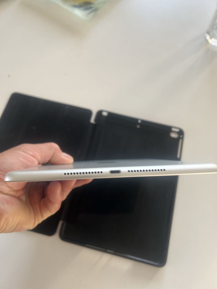Apple iPad  5 поколение