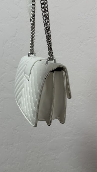 Продам гарну жіночу сумку білу на ланцюжку, вмістка , дешево