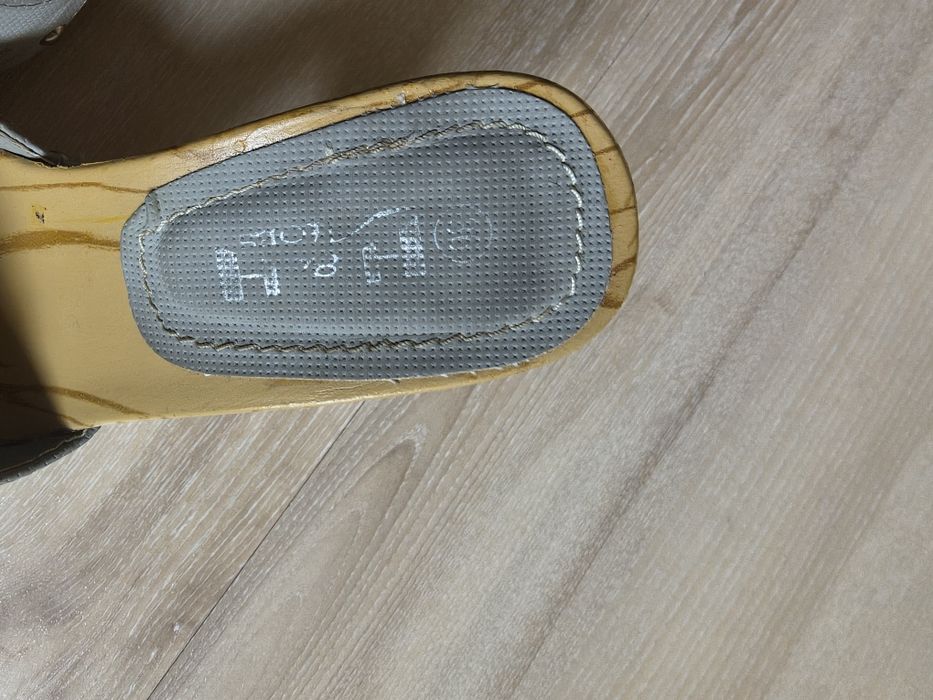 Klapki damskie na obcasie