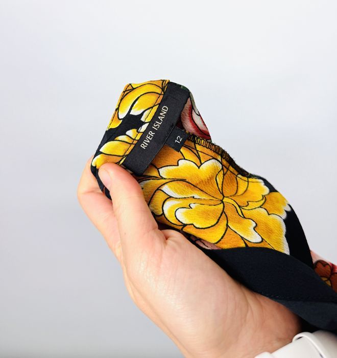 Kombinezon czarny w kwiaty z odkrytymi ramionami M 38 River Island