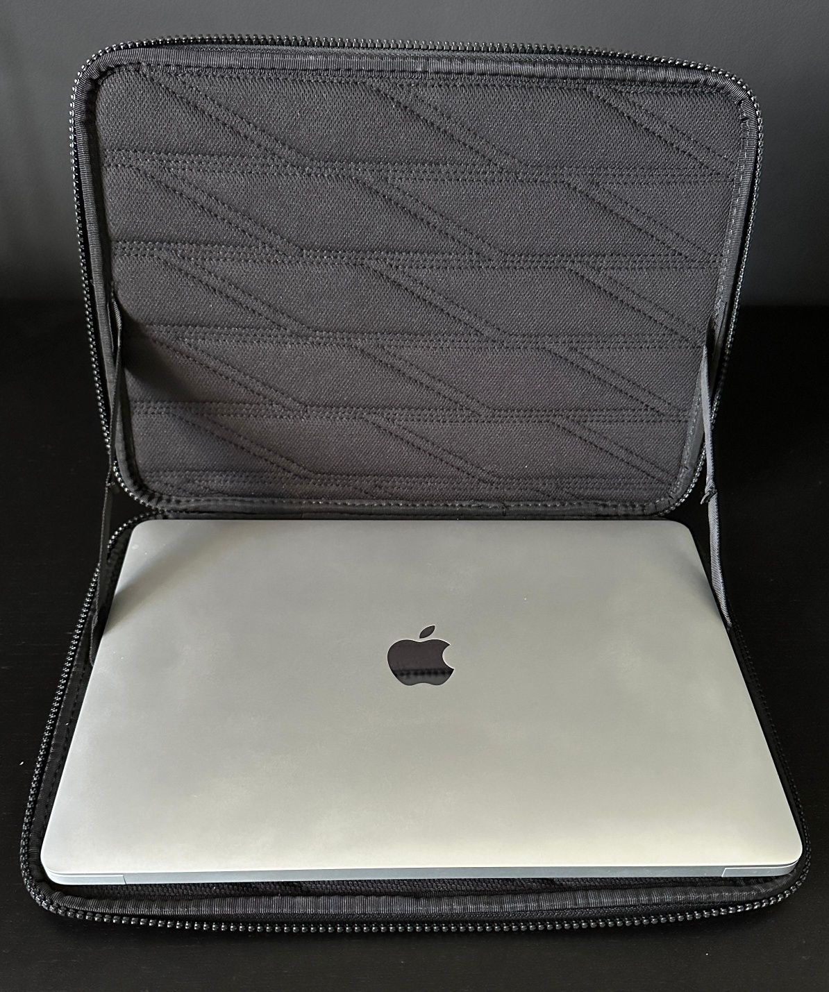 Laptop Apple MacBook Air M1 13,3” RAM 16 GB Dysk SSD 256 GB etui Thule