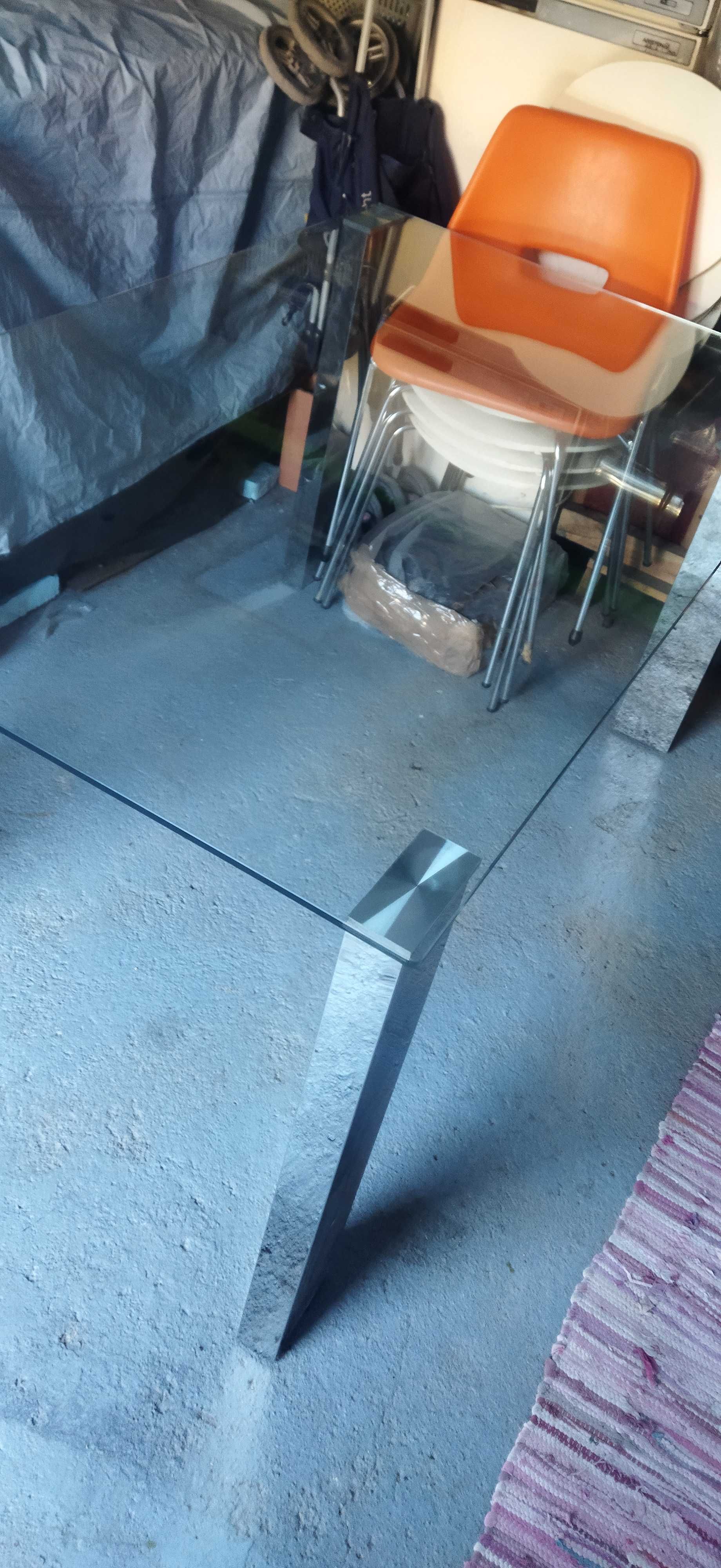 Mesa em vidro com pés metálicos