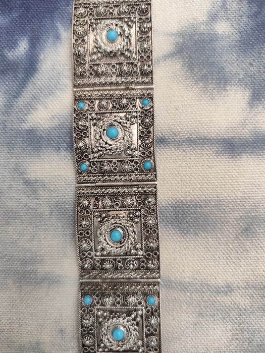 Pulseira de prata com trabalho em filigrana e pedras de cor turquesa.