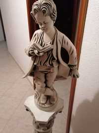 Pilar e estátua tipo Antígua