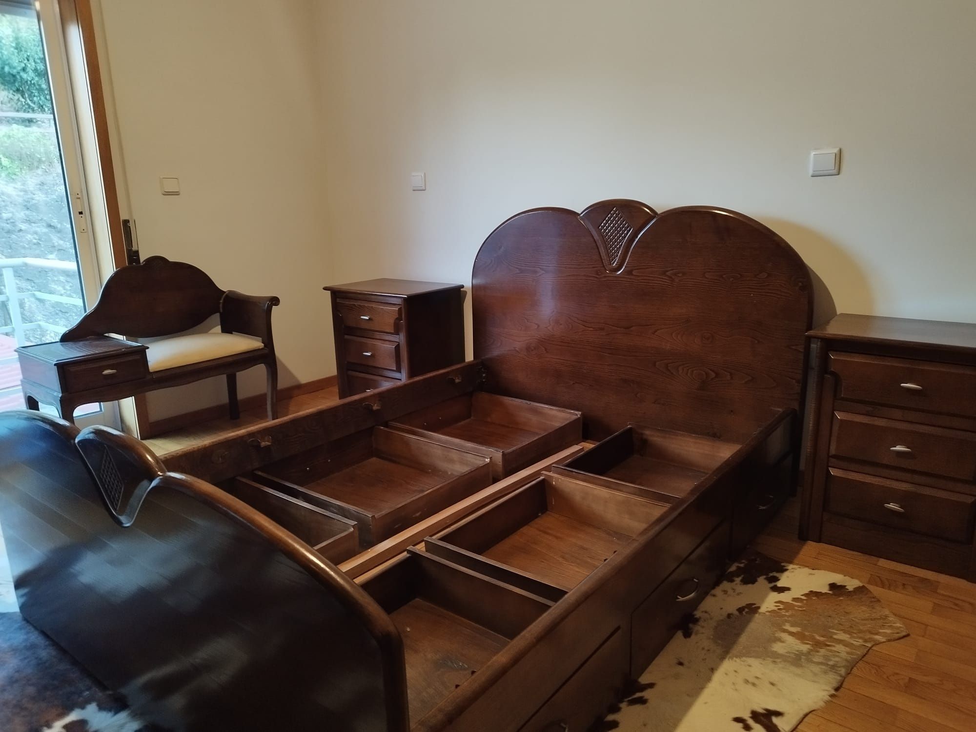 Cama (madeira maciça )+ 2 mesas Cabeceira+ banco de apoio