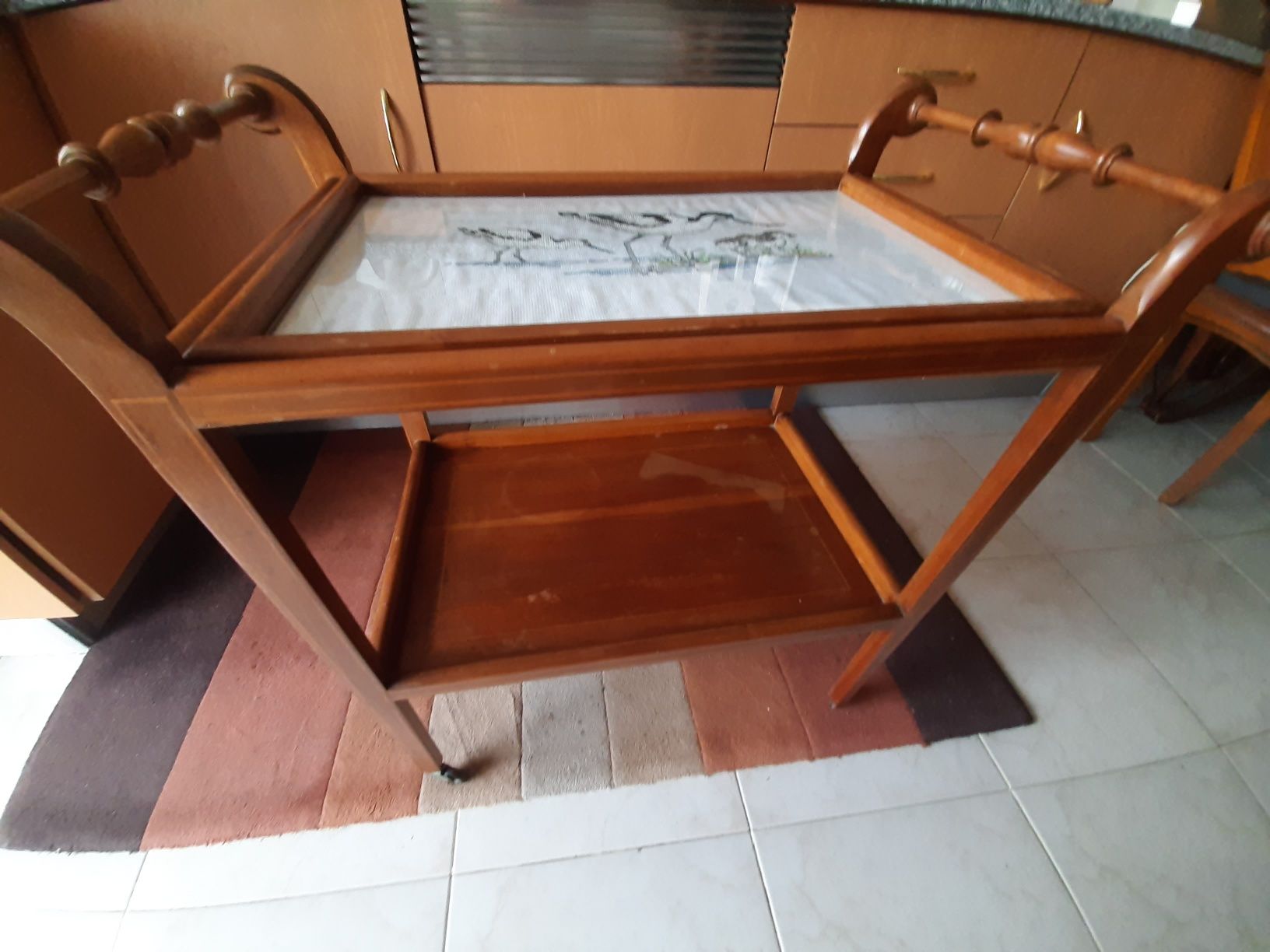 Carrinho bebidas em madeira mogno  c/ tabuleiro e rodas 80-80-44