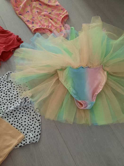 Roupa de menina usada por uma só criança. Tam 2-3