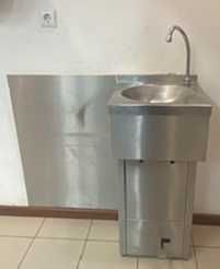 Lavatório industrial de pedal em inox em muito bom estado.