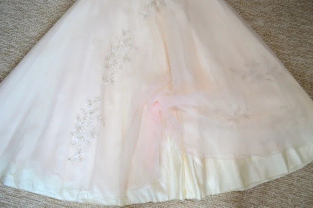 Нарядное платье молочно-пудрового цвета