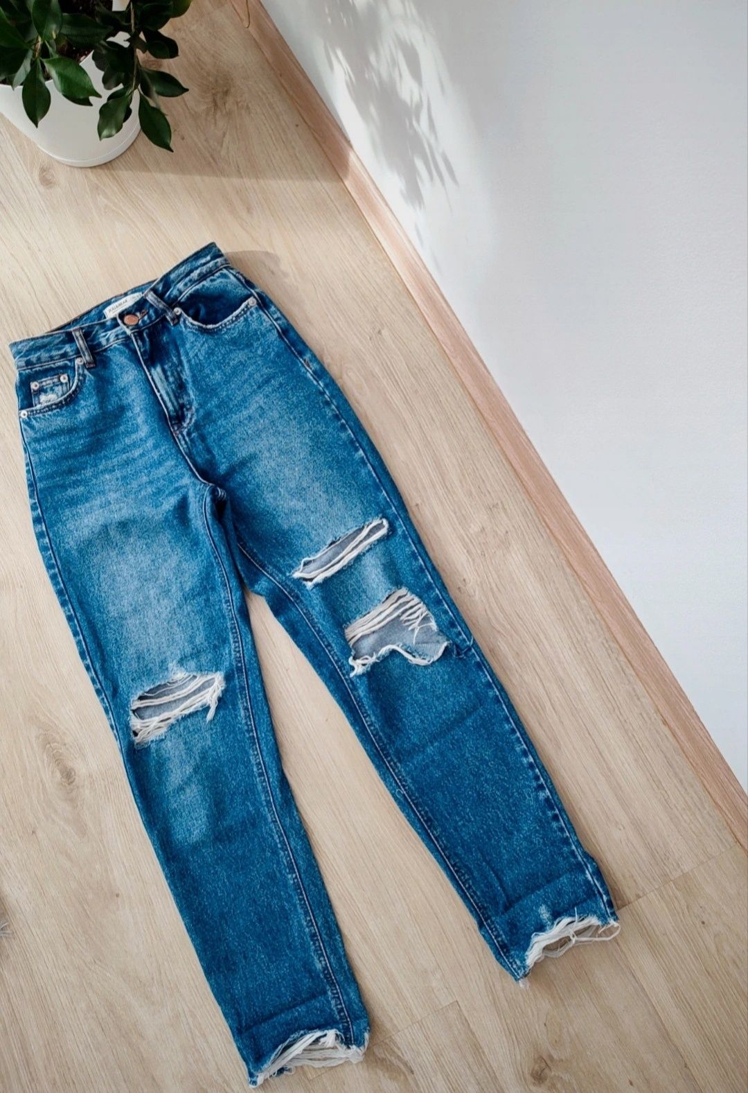 Spodnie z dziurami boyfriendy pull & bear 32
