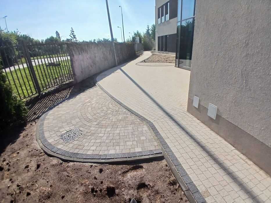 Maszynowe układanie kostki brukowej usługi koparkami