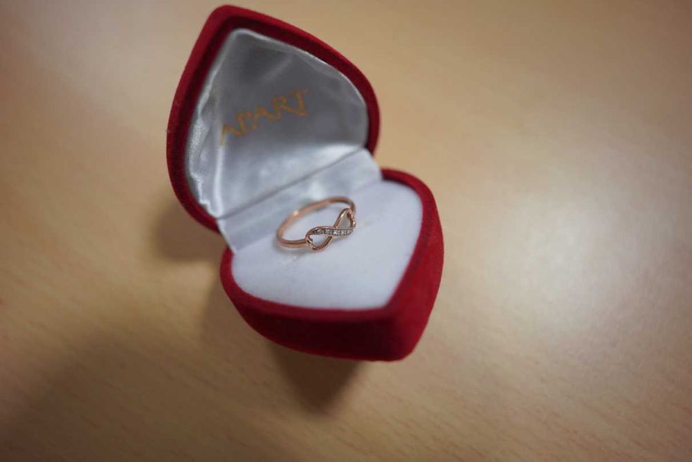 Pierścionek Apart z różowego złota z diamentami rozmiar 13